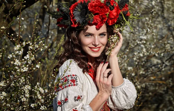 아름 다운 정원에서 국가 드레스에서 여자 모델의 초상화 — 스톡 사진