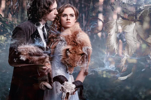 Erkek ve kadın bir mistik orman. 