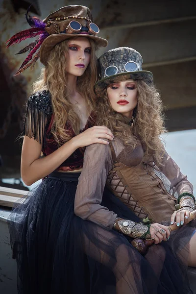 Zwei Mädchen in schönen Kleidern auf dem Fluss. — Stockfoto