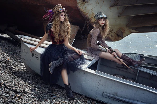 İki kız güzel elbiseler Nehri üzerinde. — Stok fotoğraf