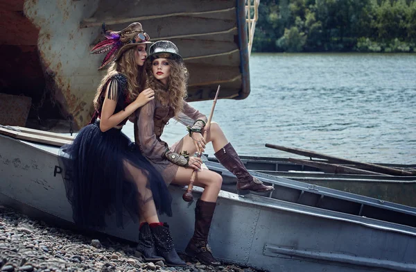 Две девушки в красивых платьях на реке . — стоковое фото