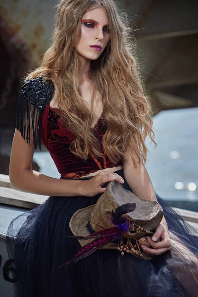 Porträt eines Model-Mädchens in einem schönen Kleid. — Stockfoto