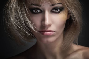 güzel kız modeli portresi. 