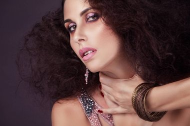 Güzel makyaj ve saç modeli içinde bir kız modeliyle portresi 