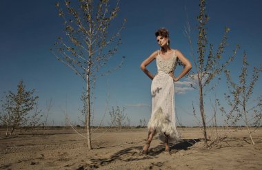 Bir kız modeli açık havada portresi. 