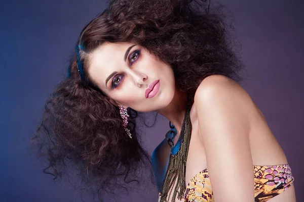 Retrato de um modelo de menina com bela maquiagem e penteado em — Fotografia de Stock