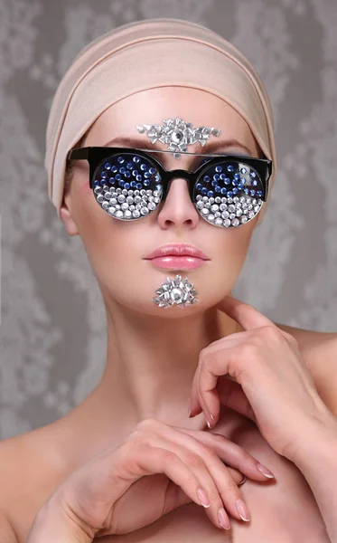 Model makyaj ve takı, kolye