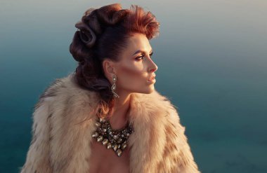 Açık havada güzel bir elbise kız modeli. 