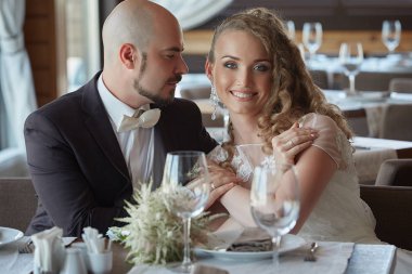 Damat ve gelin bir restoranda.