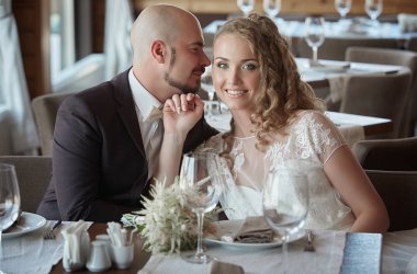 Damat ve gelin bir restoranda.