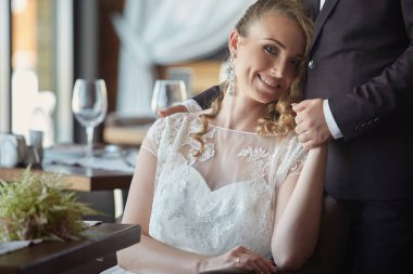 Damat ve gelin bir restoranda.