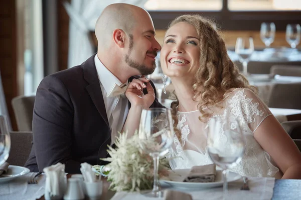 Damat ve gelin bir restoranda.