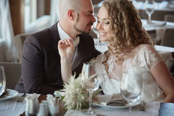 El novio y la novia en un restaurante . — Foto de Stock