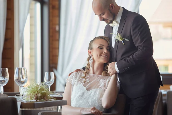 El novio y la novia en un restaurante . — Foto de Stock