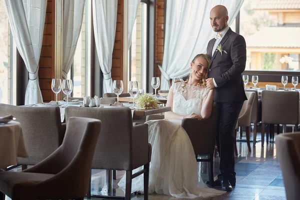 El novio y la novia en un restaurante . — Foto de Stock