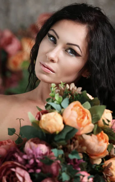 Ragazza modello con un mazzo di fiori . — Foto Stock