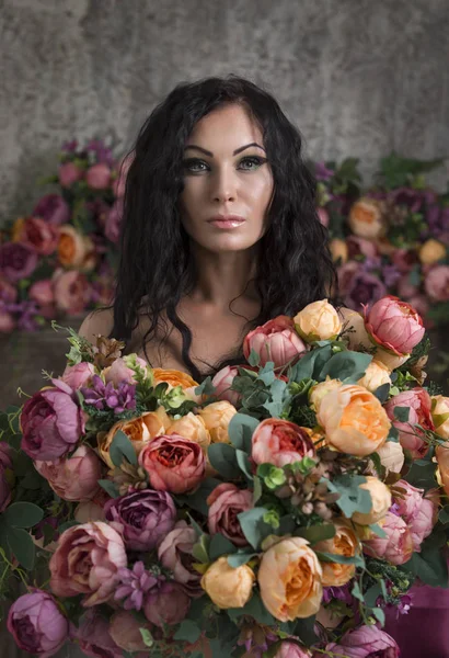 Ritratto di una modella ragazza con fiori vivaci . — Foto Stock