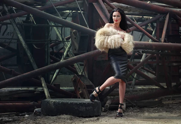 Metal yapılarda kız modeli. 