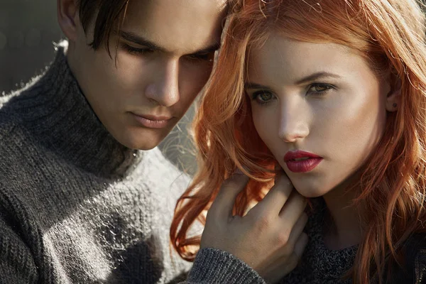 Adam ve kız, pilotlar uçağa uçmaya hazırlanıyor.