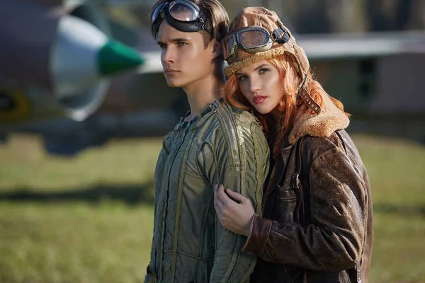 O tipo e a rapariga, pilotos a prepararem-se para voar num avião. . — Fotografia de Stock