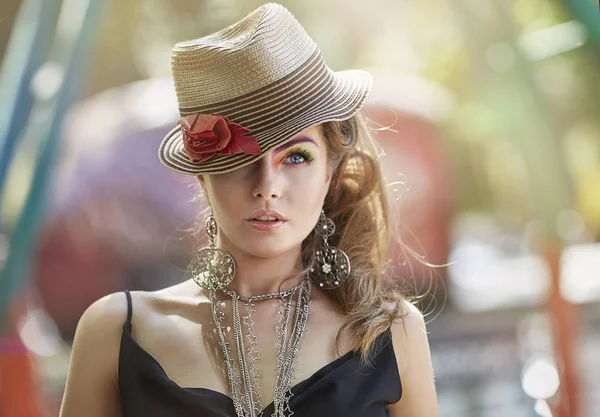 Güzel bir şapka kız modelinde portresi. 