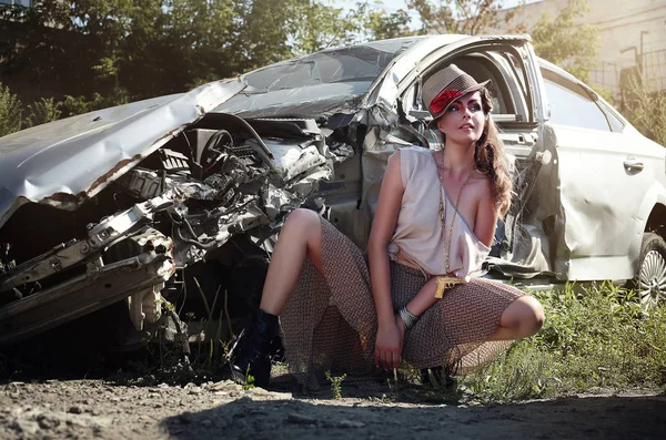 Девушка-модель позирует на фоне старых автомобилей . — стоковое фото