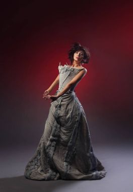 Kız güzel bir elbise modeli.