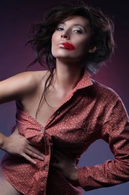 Stüdyo güzel makyajlı kız modeli.