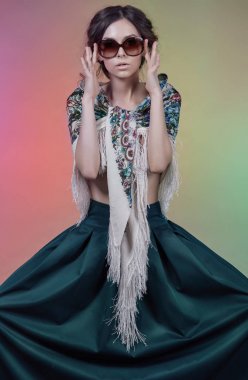 Stüdyoda şık elbiseli kız modeli.