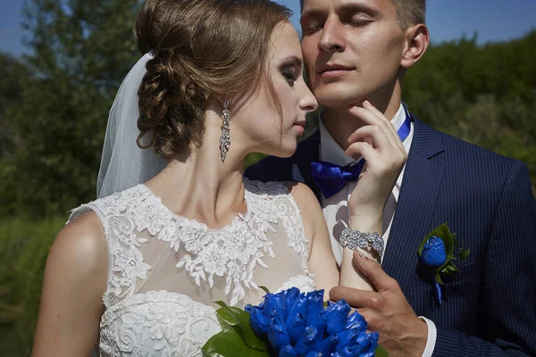 Boda novia y novio en hermosos vestidos en la naturaleza de th — Foto de Stock