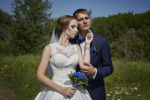 Boda novia y novio en hermosos vestidos en la naturaleza de th — Foto de Stock