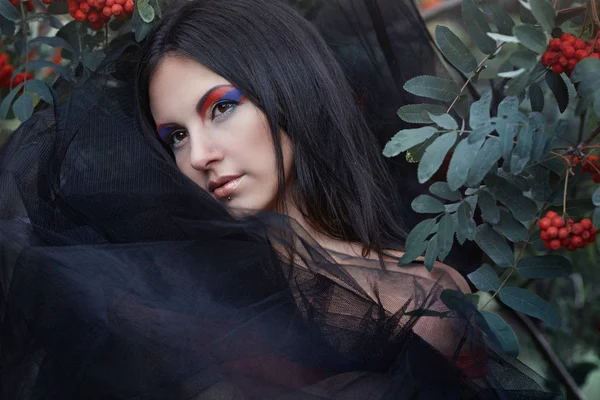 Портрет дівчини з красивою моделлю макіяжу в горі — стокове фото