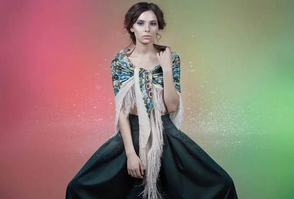 Stüdyoda şık elbiseli kız modeli.