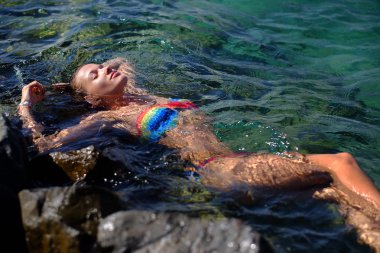 Denizin kenarında plajdaki kız modeli.