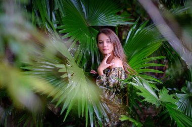 Kız, güzel yeşil avuç içi modelidir. 