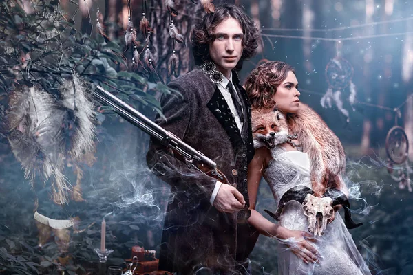 Erkek ve kadın bir mistik orman. 