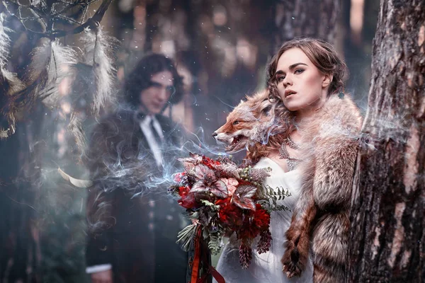 Erkek ve kadın bir mistik orman. 