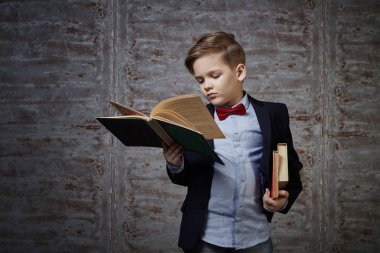 Stüdyo takım elbiseli erkek portresi.