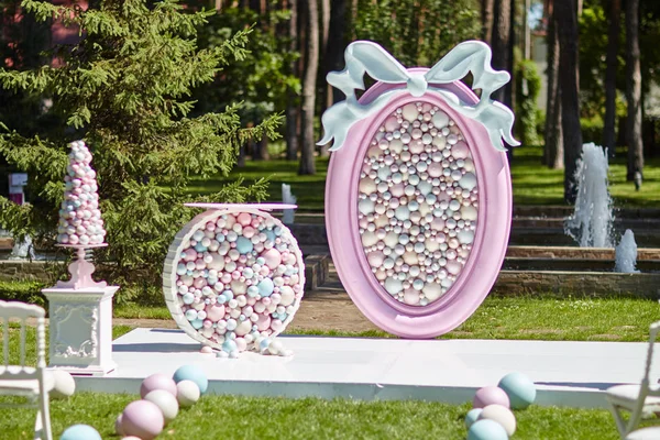 Güzel, zarif süslemeleri bir aile olayı kutlamak için. D