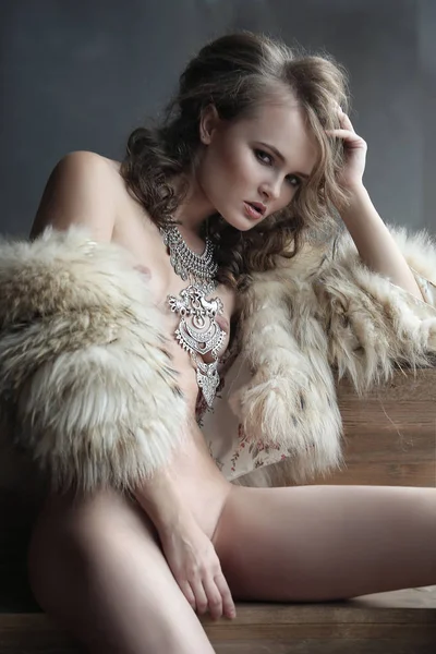 Çıplak model, kız stüdyo zarif kadının vücudunda gösterir.