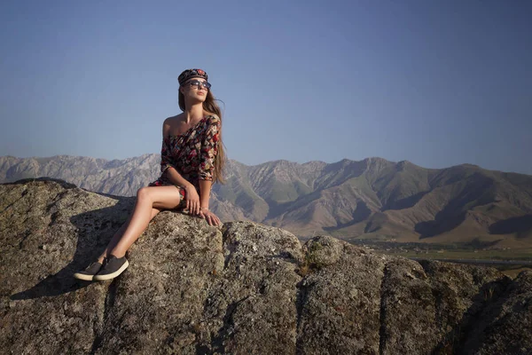 Портрет девушки-модели в горах в яркий, солнечный день — стоковое фото