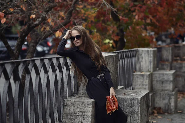 Portrait of a girl model in the park. Beauty, style, fashion. — Stock Photo, Image