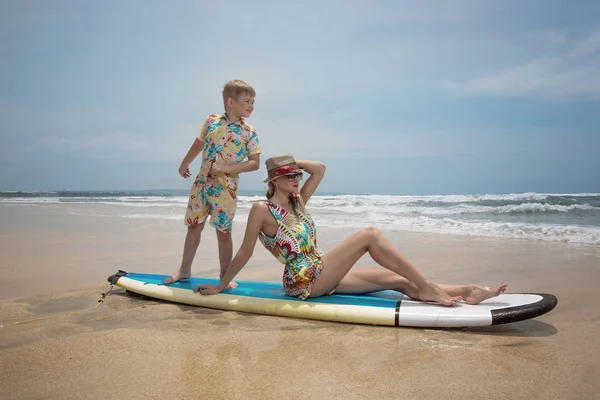 Мати і син на пляжі біля моря серфінг. Море, співвідношення — стокове фото
