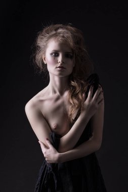 Çıplak kız, renk filtreleri ile fotoğraf stüdyosu modelinde. Çıplak, st