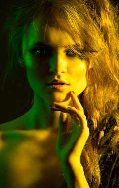 Bir kız, bir fotoğraf stüdyosu sarı ve gree modelinde portresi