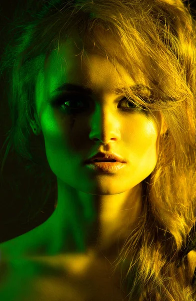 Bir kız, bir fotoğraf stüdyosu sarı ve gree modelinde portresi