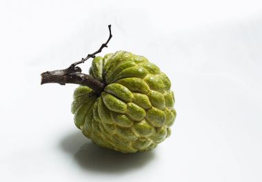 Beyaz bir arka plan üzerinde sulu, lezzetli, iştah açıcı, tropikal meyve. 