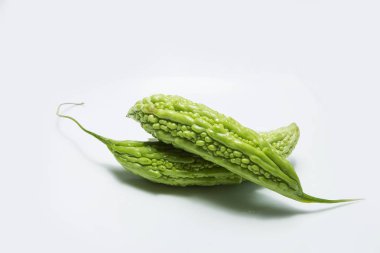 Sulu, lezzetli, iştah açıcı, tropikal salatalığın üzerinde beyaz bir adam