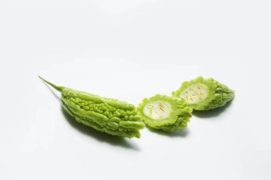 Sulu, lezzetli, iştah açıcı, tropikal salatalığın üzerinde beyaz bir adam