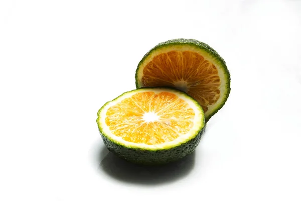 Suculento, saboroso, apetitoso, laranja tropical em um fundo branco . Imagens Royalty-Free